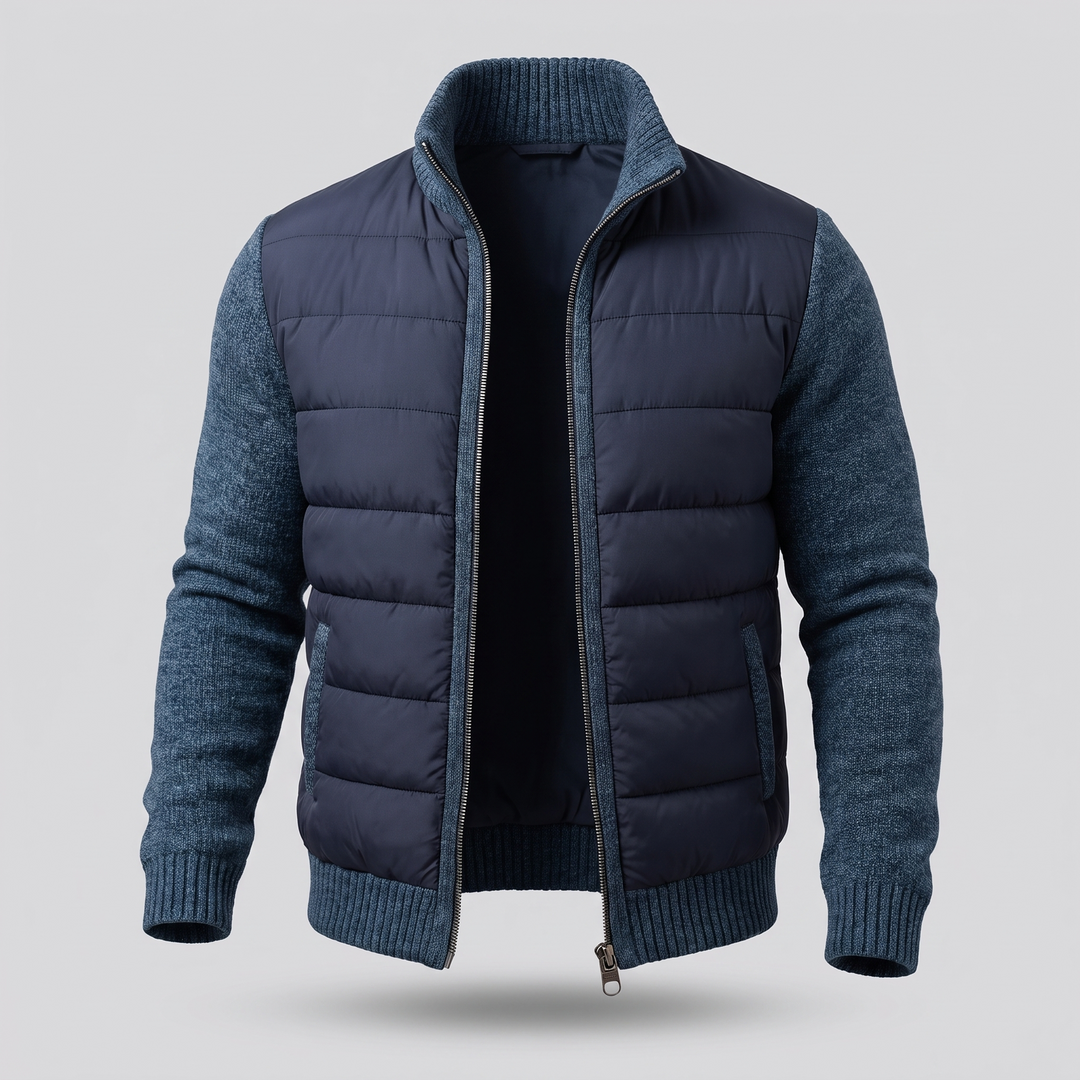 Marineblaue Steppjacke mit blau meliertem Strickkragen und Strickärmeln, offen und frontal vor hellem Hintergrund 4