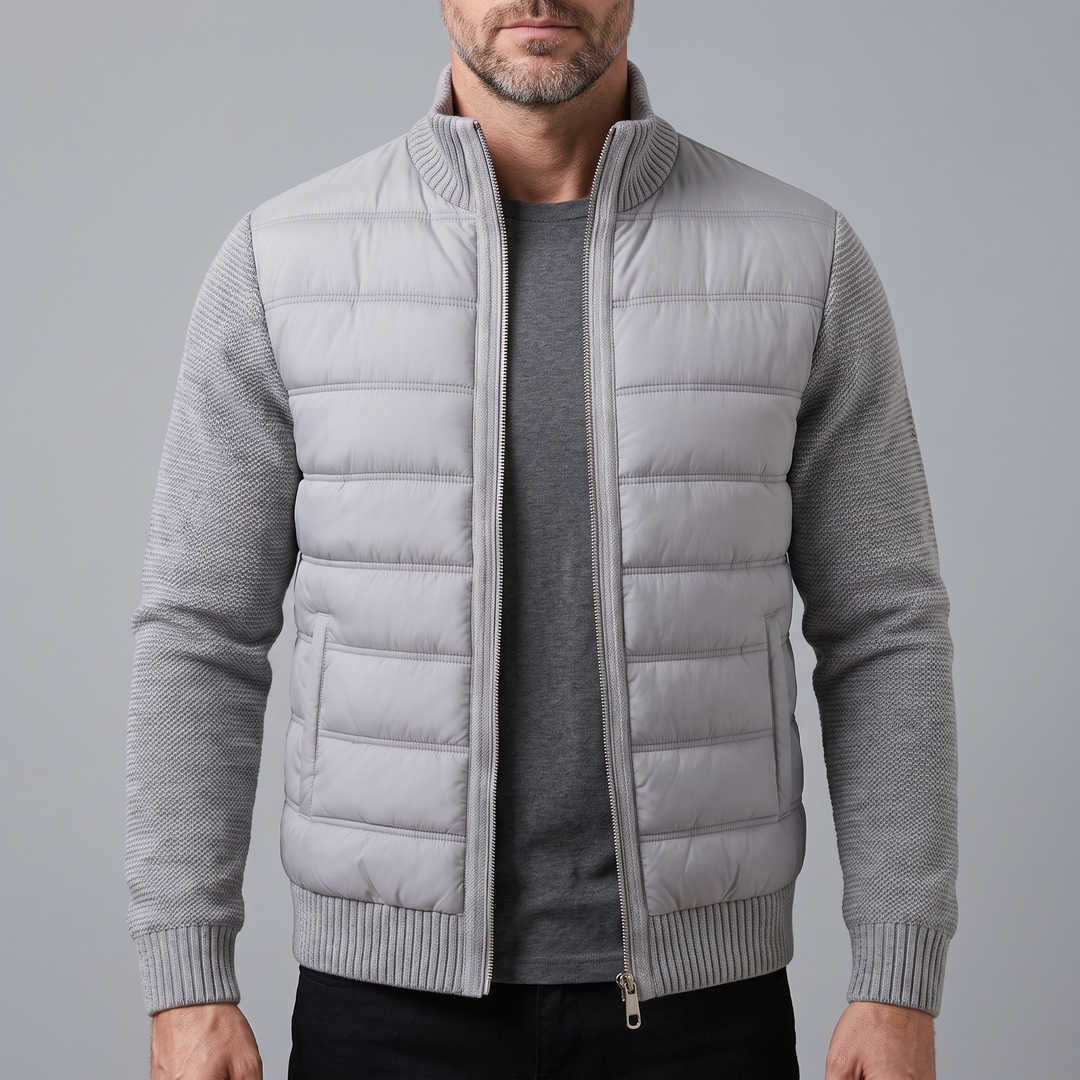 Mann trägt die offene hellgraue Steppjacke mit Strickärmeln und Stehkragen über einem grauen T-Shirt 1