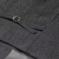 Grauer Tweed-Blazer mit Fischgrätenmuster, elegantes Design, Herrenmode, Detailansicht.