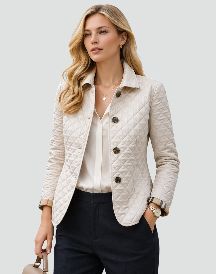 Frau in cremeweißer Steppjacke mit Hornknöpfen über heller Bluse und dunkler Stoffhose, dazu eine Handtasche in der Hand. 2
