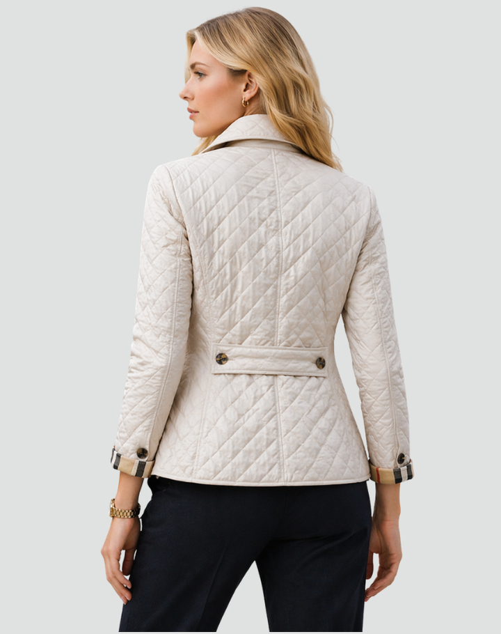 Rückansicht der cremefarbenen Steppjacke mit Rautensteppung, Rückenmittelnaht, Gürtelriegel mit zwei Knöpfen und Knopfärmeln. 8