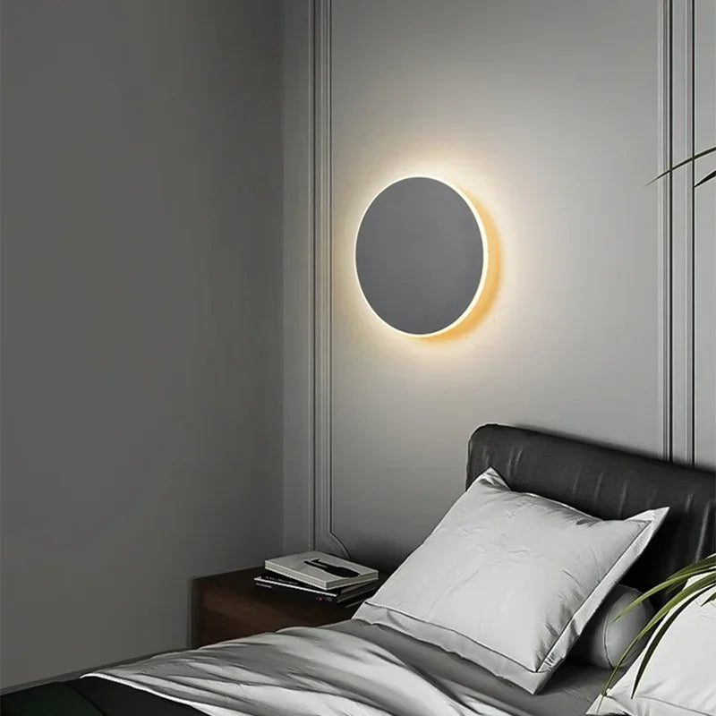 Minimalistische energiesparende runde Wandleuchte, warmweißes Licht, modernes Schlafzimmer.