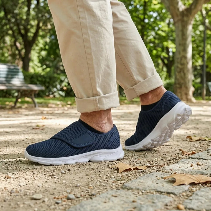 Marineblaue Klettschuhe aus Netzstoff getragen beim Spaziergang im Park, dazu beige Hose mit umgeschlagenem Saum und dunkle Socken. 2