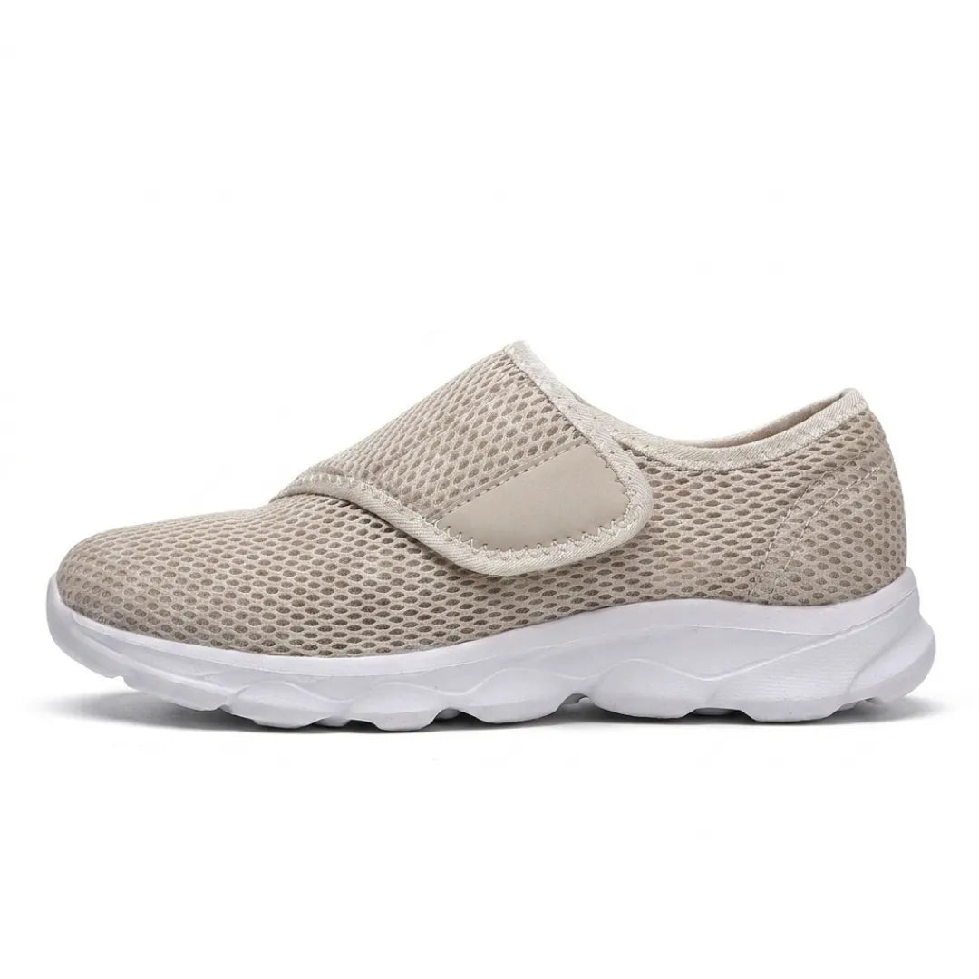 Beiger Mesh-Schuh mit Klettverschluss und weißer Sohle in Seitenansicht auf weißem Hintergrund. 28