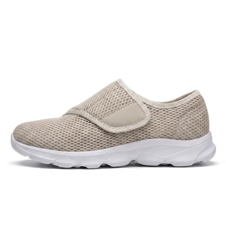 Beiger Mesh-Schuh mit Klettverschluss und weißer Sohle in Seitenansicht auf weißem Hintergrund. 28