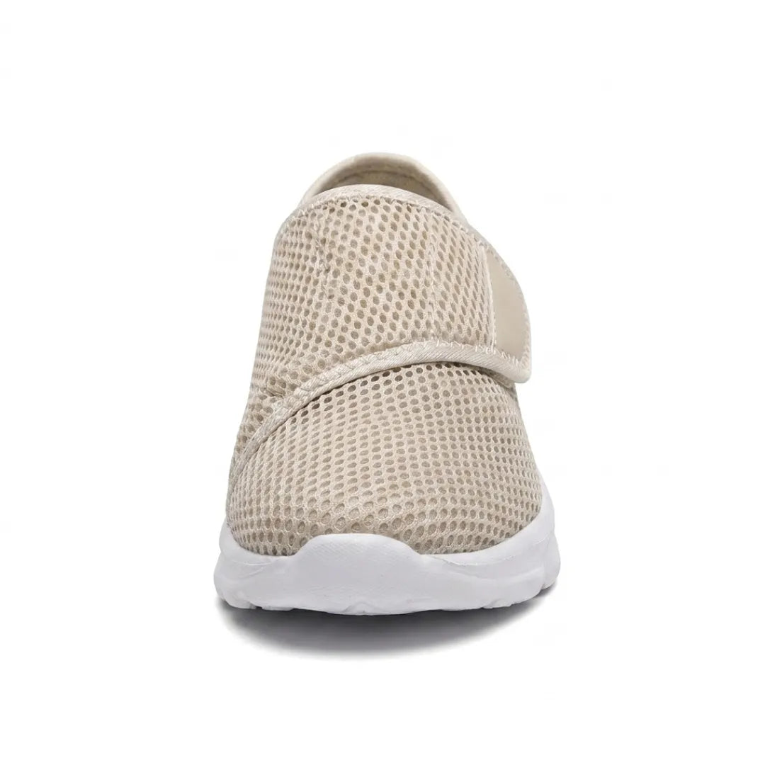 Beiger Mesh-Schuh mit Klettband und weißer Sohle in Frontansicht, die die breite, abgerundete Schuhspitze zeigt. 35