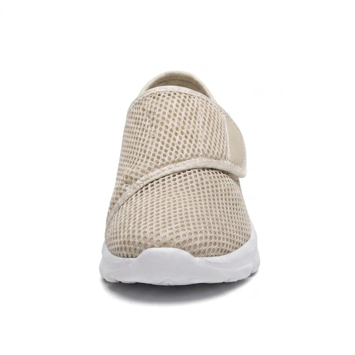 Beiger Mesh-Schuh mit Klettband und weißer Sohle in Frontansicht, die die breite, abgerundete Schuhspitze zeigt. 35