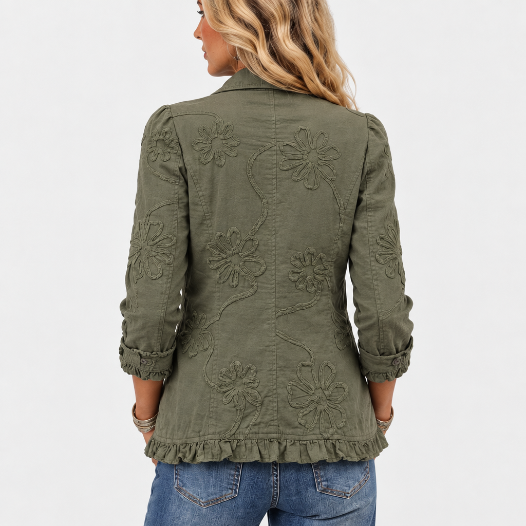 Rückansicht der olivgrünen Jacke am Model, mit großflächiger Blumenstickerei auf dem Rücken und Rüschensaum. 5