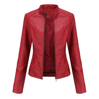 Rote Damenlederjacke, Reißverschluss, modisch, elegant, hochwertig, Biker-Stil.
