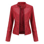 Rote Damenlederjacke, Reißverschluss, modisch, elegant, hochwertig, Biker-Stil.