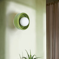 Grüne runde Wandleuchte aus Keramik, modernes Design, elegantes Wohnaccessoire.