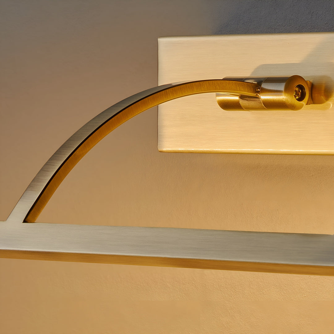 Detailaufnahme des geschwungenen Arms, der Wandplatte und des Gelenks mit Schraube aus gebürstetem Messing 9