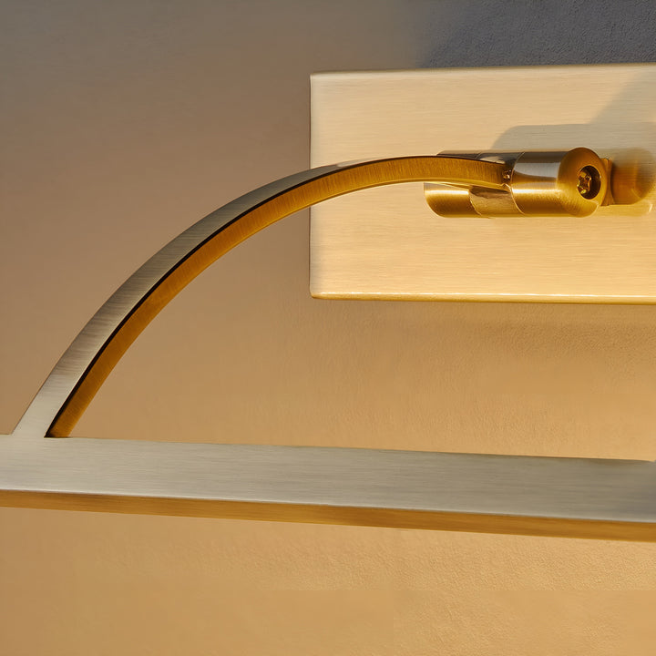 Detailaufnahme des geschwungenen Arms, der Wandplatte und des Gelenks mit Schraube aus gebürstetem Messing 9