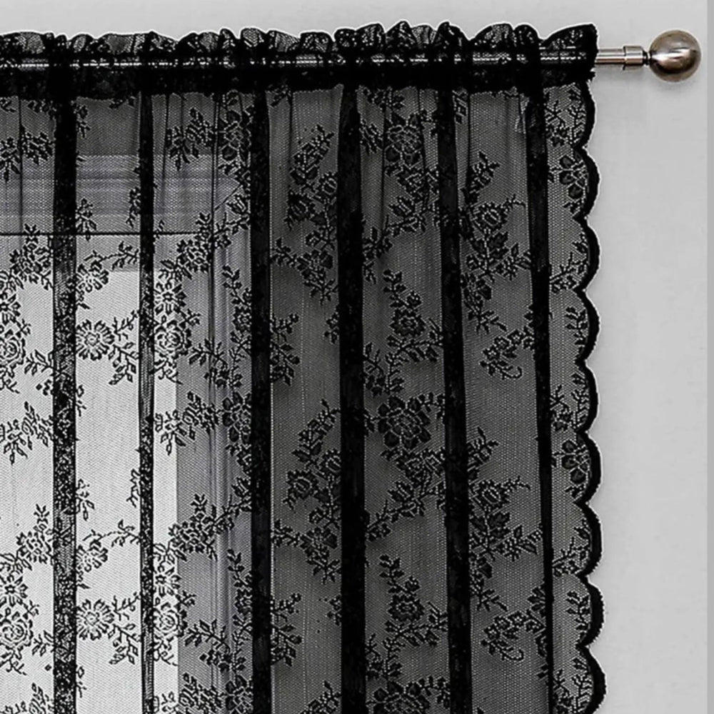Detailansicht des oberen Stangendurchzugs eines schwarzen Spitzenpaneels mit Rosenmuster und Wellenkante an einer Gardinenstange. 4