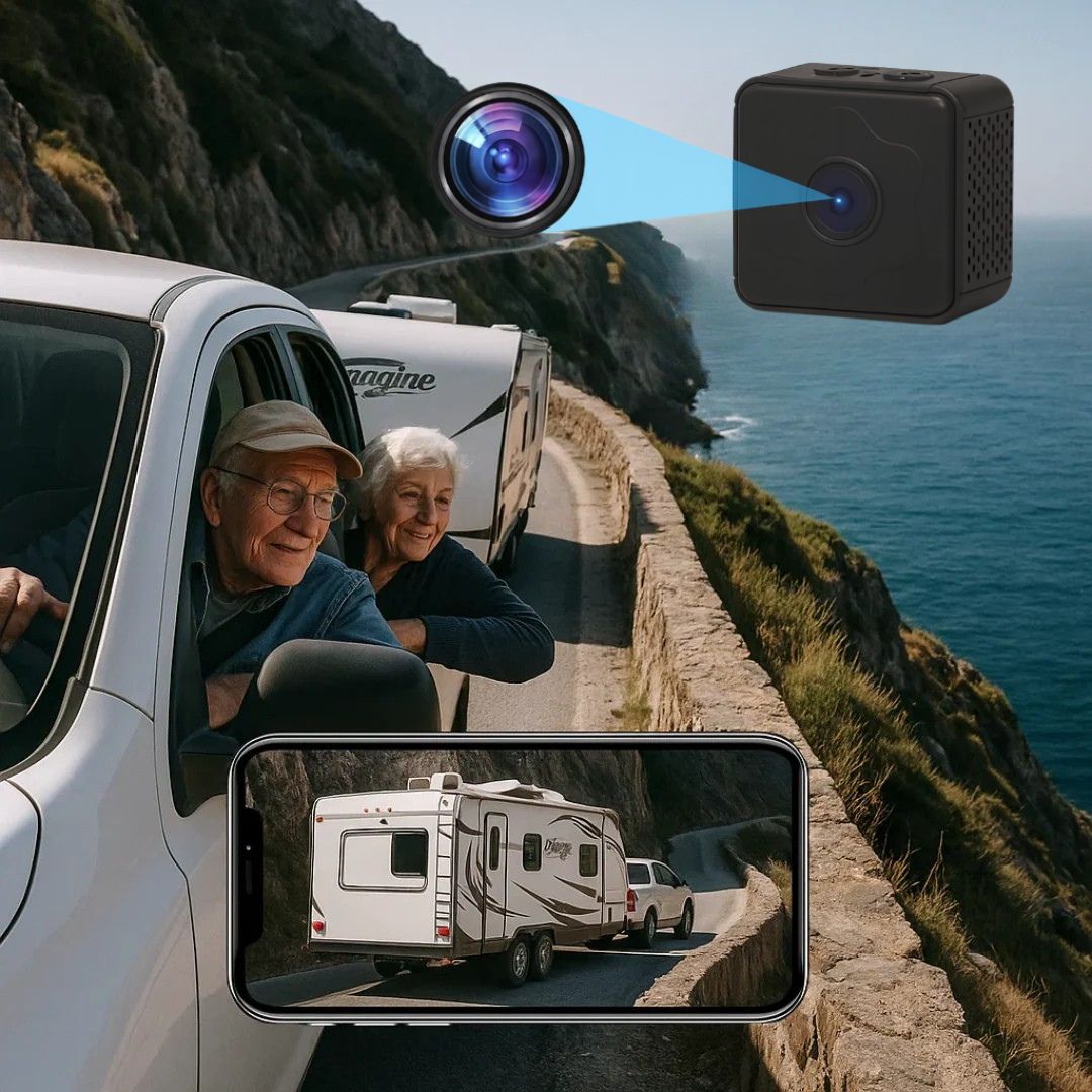 Älteres Paar in einem Auto mit Wohnwagen auf einer Küstenstraße, daneben die Würfelkamera und das Kamerabild auf dem Smartphone. 1