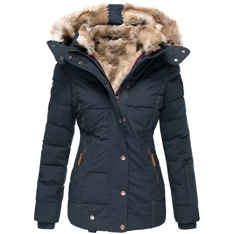 Dunkelblauer Steppparka von vorn, mit dichtem Kunstfellfutter in der Kapuze, Kupferdruckknöpfen und braun abgesetzten Taschenzügen. 10