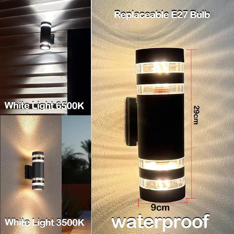 Lange zylindrische Wandlampe mit klaren Ringen, 29 cm hoch und 9 cm breit, mit Vergleich von weißem und warmweißem Licht. 9