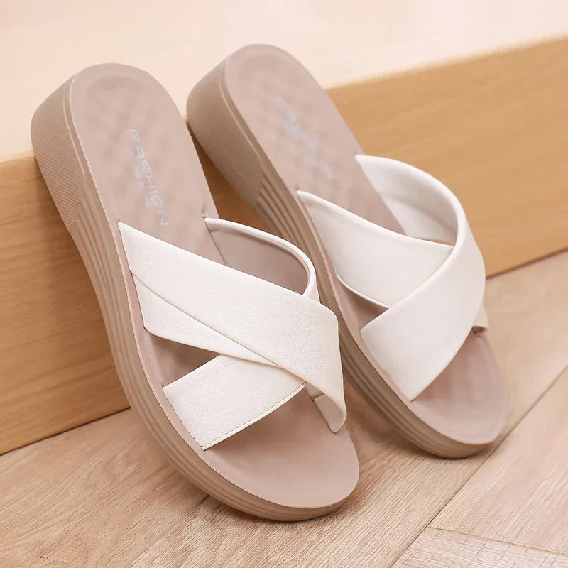 Damen Wedge-Slipper aus Lederimitat mit offener Zehenpartie – Cassy