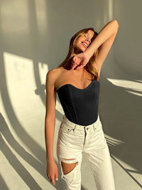 Trendy stroppeløs crop top med smal passform – Yva