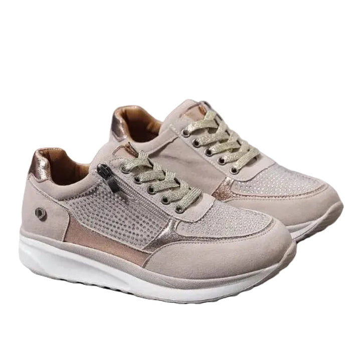 Paar beigefarbene Schnürschuhe mit seitlichem Reißverschluss, Glitzersteinen und weißer Sohle, freigestellt vor weißem 1