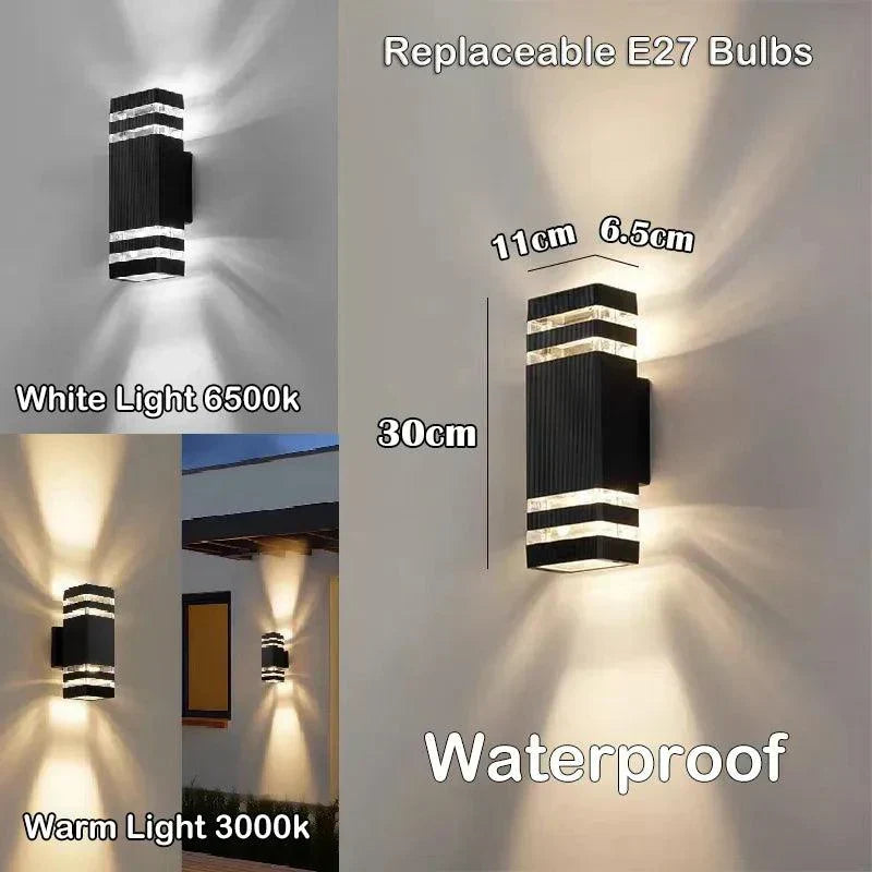 Mittelgroße eckige Wandlampe mit Maßen 30 × 11 × 6,5 cm, Gegenüberstellung von weißem und warmem Licht an Hauswänden. 8