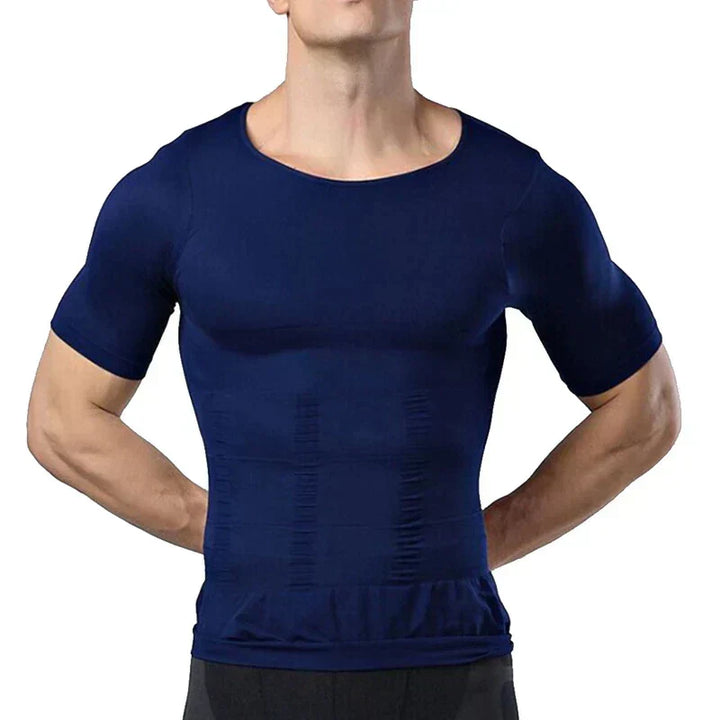 Mann im marineblauen Kompressionsshirt mit die Hände in die Hüften gestützt, die Bauchpartie zeigt Formungsstreifen. 7