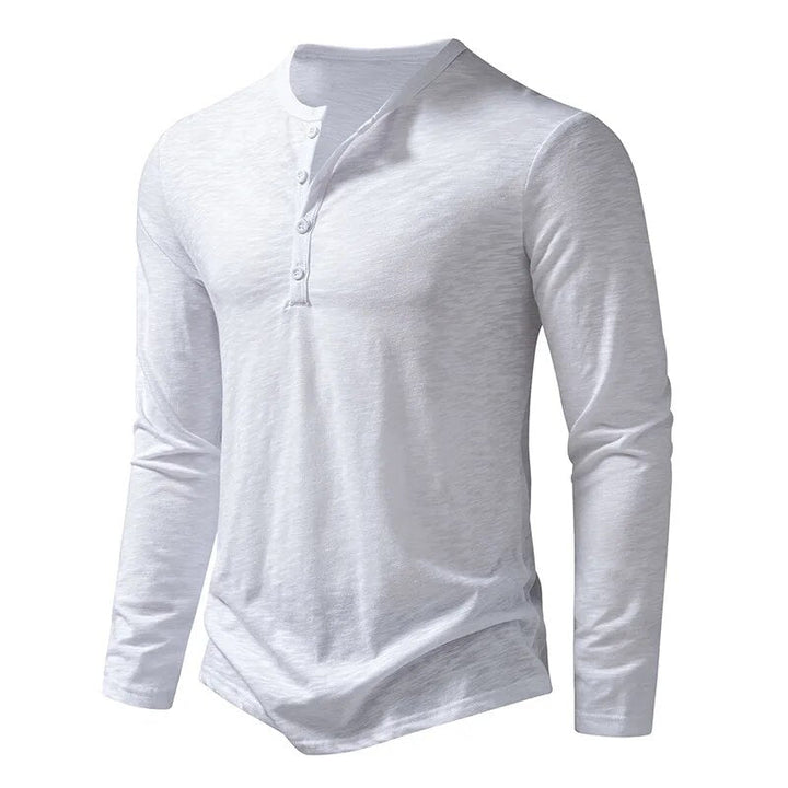 Weißes Henley-Shirt mit langen Ärmeln in Schrägansicht, die Knopfleiste und die körpernahe Passform sind zu erkennen. 10