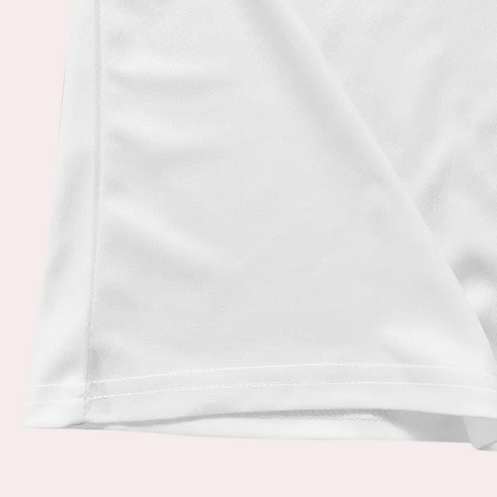 Weiße Sportshorts aus Polyester, Nahaufnahme, atmungsaktiv, ideal für Fitness und Training.