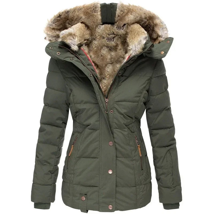 Gesteppter Parka in Olivgrün von vorn, mit hohem Kragen, Druckknopfleiste und flauschigem Kunstfell in der geöffneten Kapuze. 1