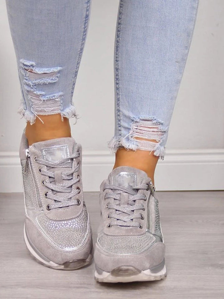 Frontansicht grauer Schnürschuhe mit Glitzersteinen und seitlichem Reißverschluss, getragen zu zerrissener Jeans 6