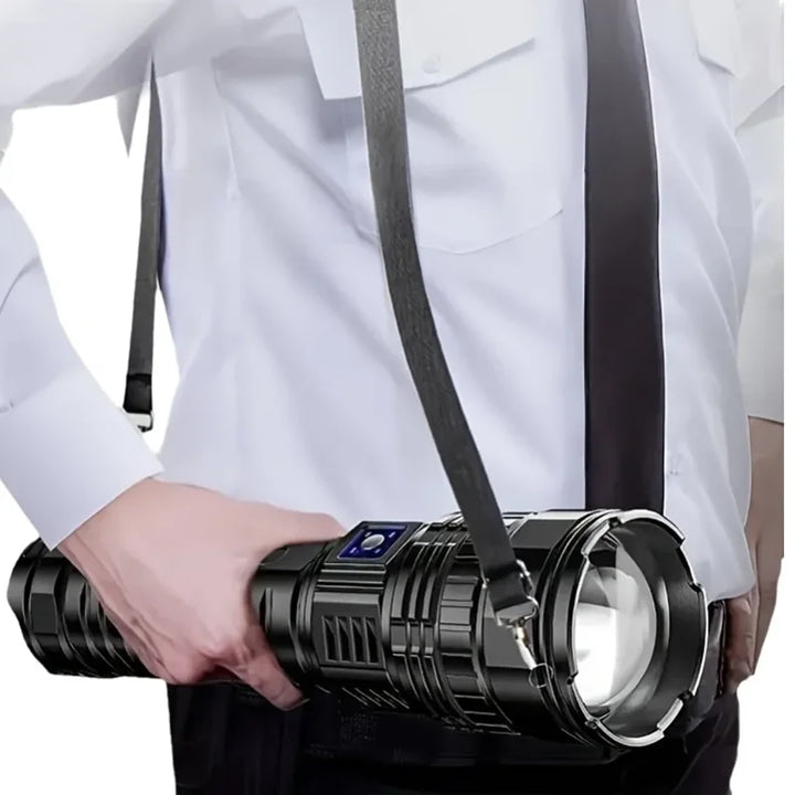 Oppladbar 10000 lumen LED-lommelykt – Striker