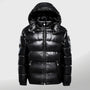 Schwarze Daunenjacke mit Kapuze, glänzend, warm, Wintermode, Herrenbekleidung.