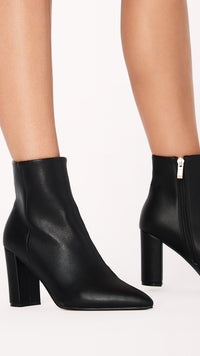 Fashionable Casual Ankle Boots - Elonette