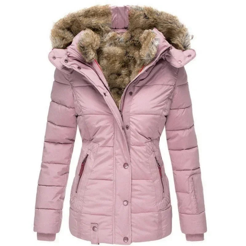 Gesteppter Parka in Rosa von vorn, mit flauschigem Kunstfell in der Kapuze, Druckknopfleiste und taillierter Passform. 6