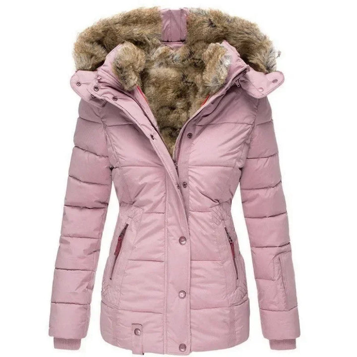 Gesteppter Parka in Rosa von vorn, mit flauschigem Kunstfell in der Kapuze, Druckknopfleiste und taillierter Passform. 6