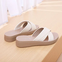 Damen Wedge-Slipper aus Lederimitat mit offener Zehenpartie – Cassy