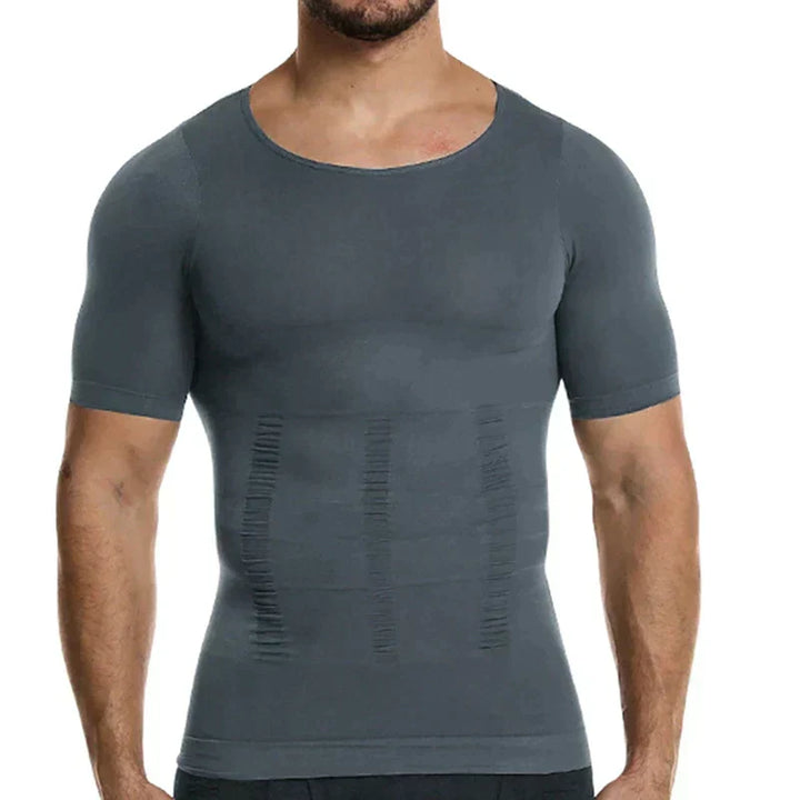 Mann trägt das graue Kompressionsshirt von vorn, mit sichtbaren Formungszonen am Bauch und eng anliegender Passform. 6