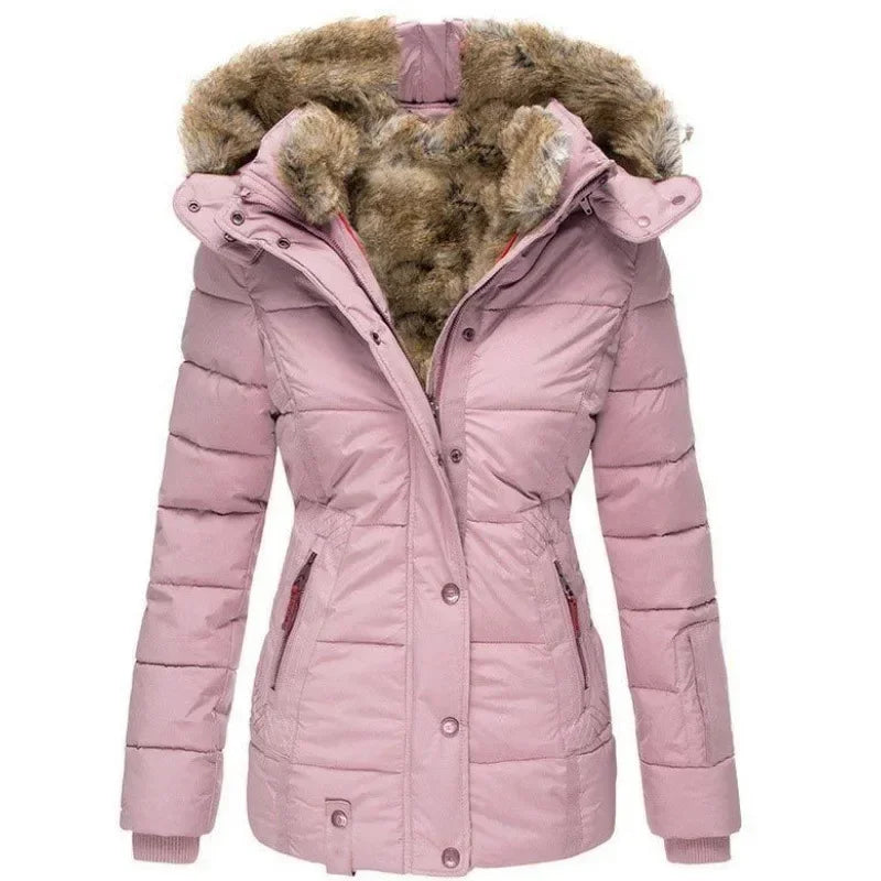 Rosafarbener Steppparka von vorn, Kunstfell säumt die offene Kapuze, dazu seitliche Reißverschlusstaschen und Strickbündchen. 8