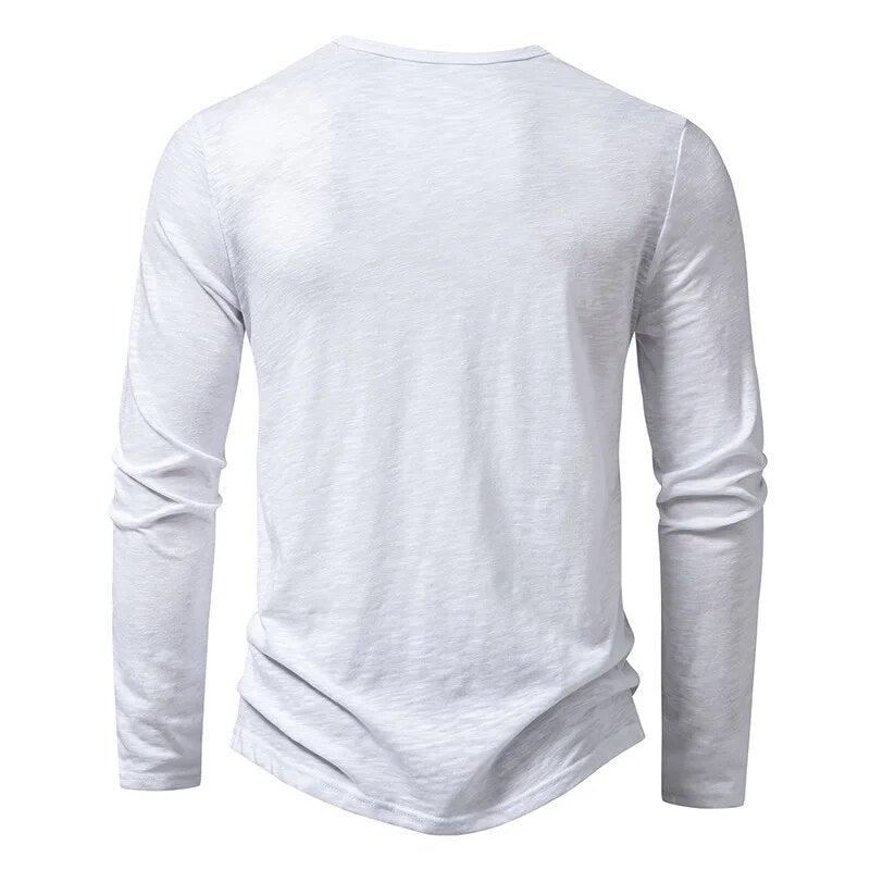 Rückansicht des weißen Langarmshirts mit schlichtem Rücken, rundem Halsausschnitt und leicht gerundetem Saum. 11