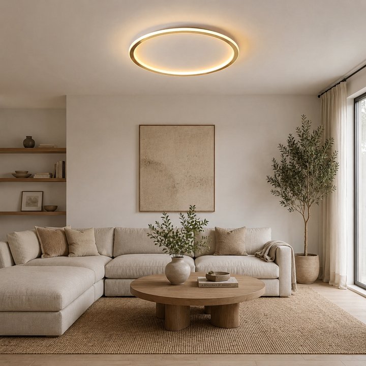 Leuchtender Ring an der Decke eines Wohnzimmers mit Ecksofa, rundem Holztisch und Olivenbaum 6
