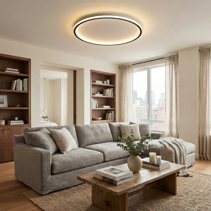 Die Deckenleuchte im Wohnzimmer über einem grauen Sofa, Holzregalen und einem rustikalen Couchtisch. 4