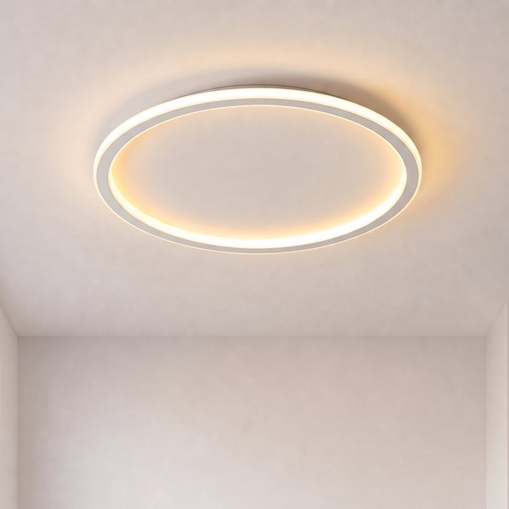 Eingeschaltete ringförmige Deckenleuchte mit warmem Licht an einer hellen Zimmerdecke, Gesamtansicht von unten. 1