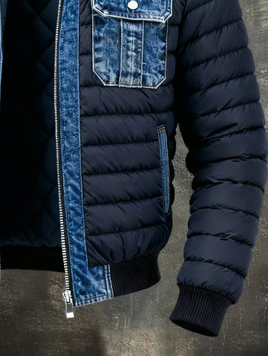 Unterer Teil der Jacke mit Ärmel, gerippten Bündchen, Saum und Eingriffstasche, daneben die Jeansleiste am geöffneten Reißverschluss. 5