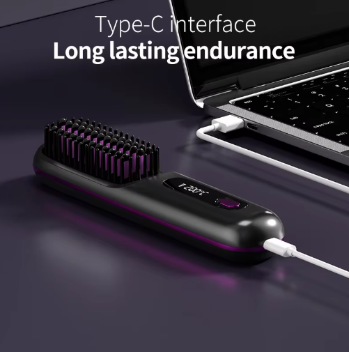 Liegende schwarze Stylingbürste mit USB-C-Ladekabel, das zugleich an einen aufgeklappten Laptop angeschlossen ist. 6