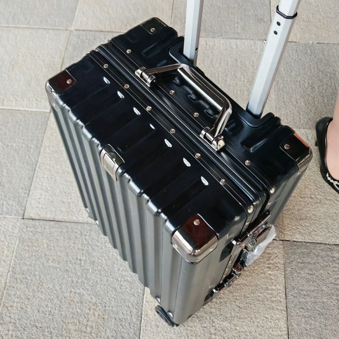 Hard-shell suitcase with aluminum frame – Vilnius