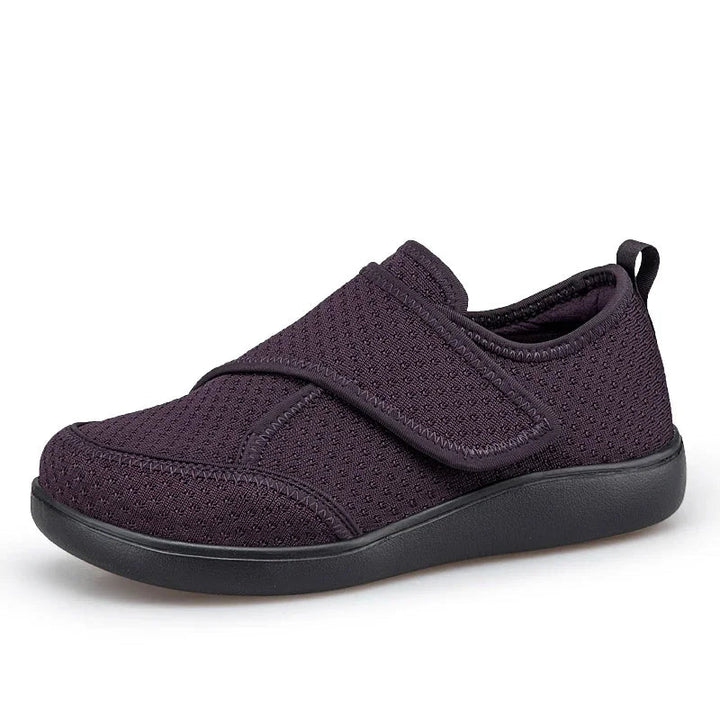 Dunkelvioletter Klettschuh aus Netzgewebe mit schwarzer Sohle, Seitenansicht schräg von vorn 9