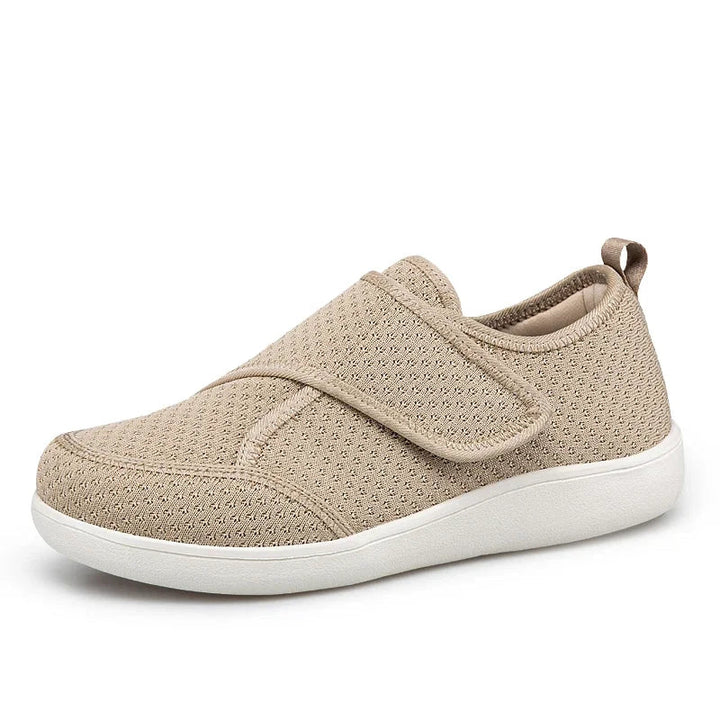 Beiger Klettschuh aus Netzgewebe mit weißer Sohle, Seitenansicht schräg von vorn 10