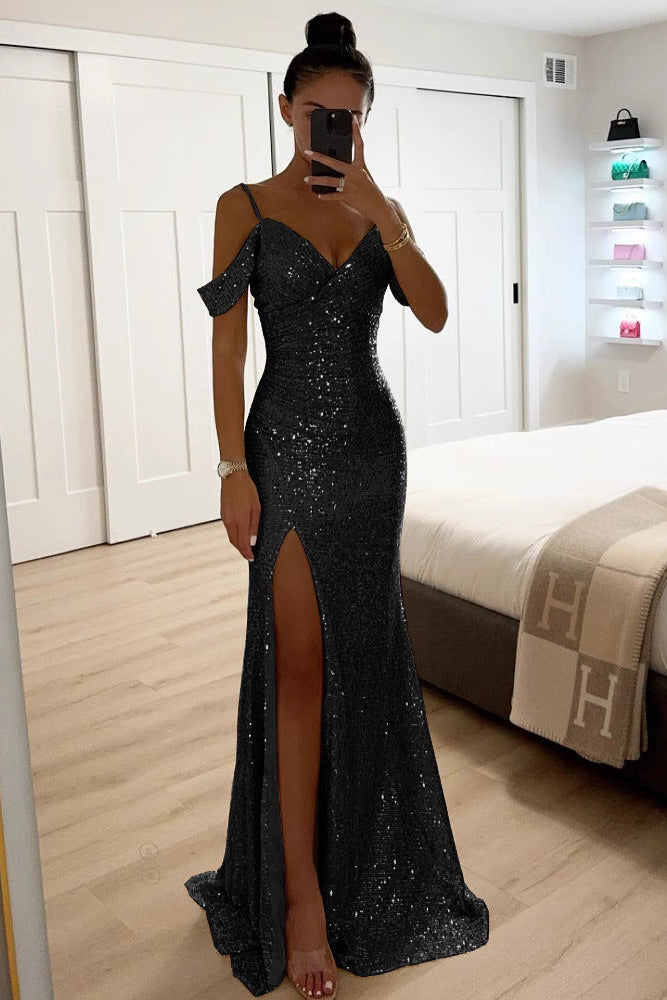 Frau im schwarzen Paillettenkleid mit gerafftem Oberteil und hohem Schlitz beim Spiegelfoto 4