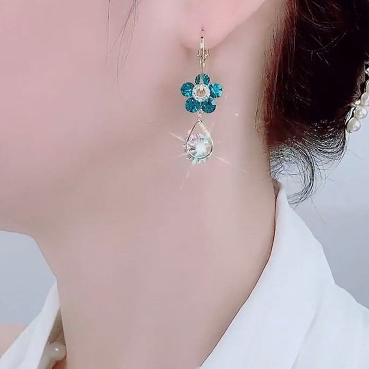Luxurious Earrings with Floral Motif – LunaBloom