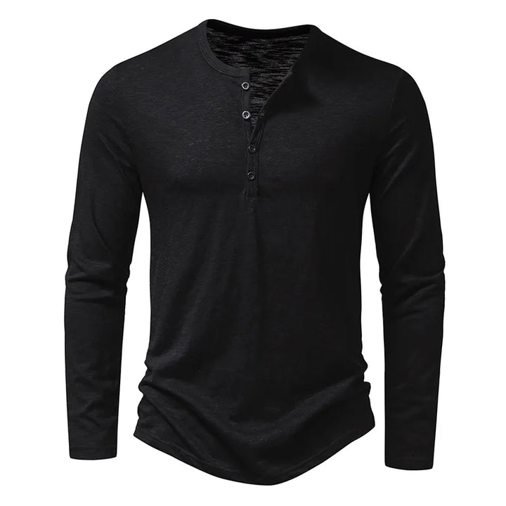 Schwarzes Henley-Shirt mit langen Ärmeln, Vorderansicht mit vier Knöpfen und rundem Ausschnitt auf hellem Hintergrund. 16